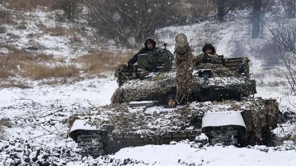Графіки відключень 27 лютого: наслідки нічної атаки на енергосистему Український танк на засніженій місцевості