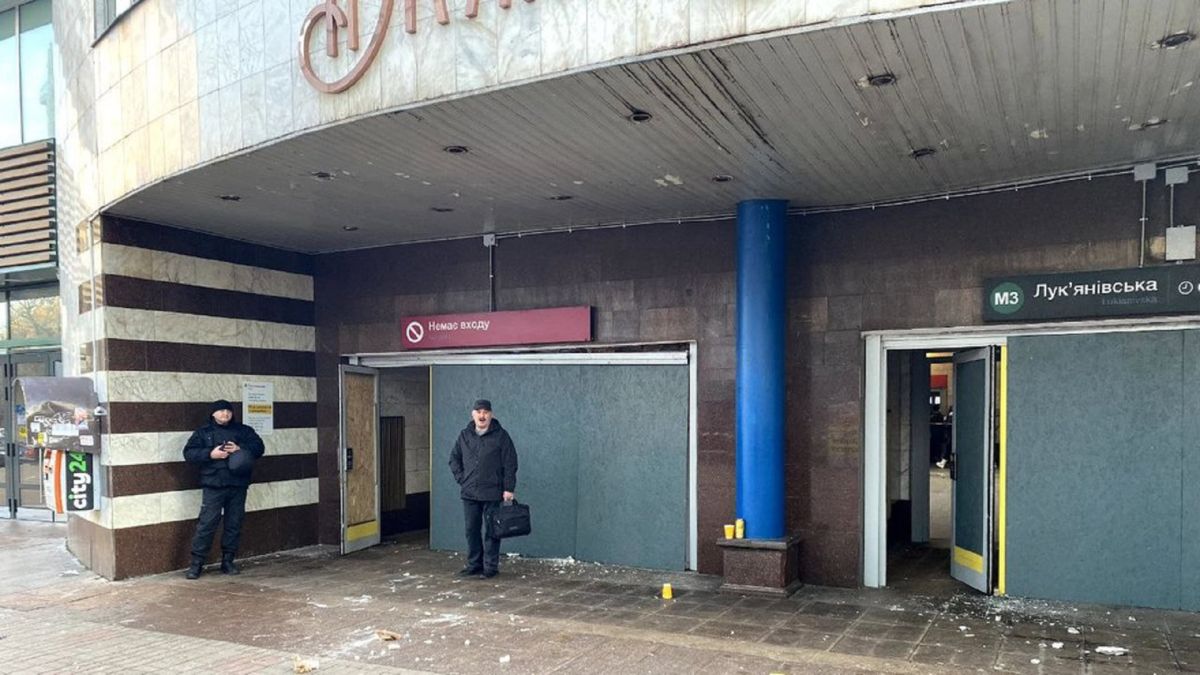 Наземний вестибюль станції метро «Лук'янівська» біля ТЦ «Квадрат»: пошкоджені двері, табличка «Немає входу», перехожі стоять біля входу