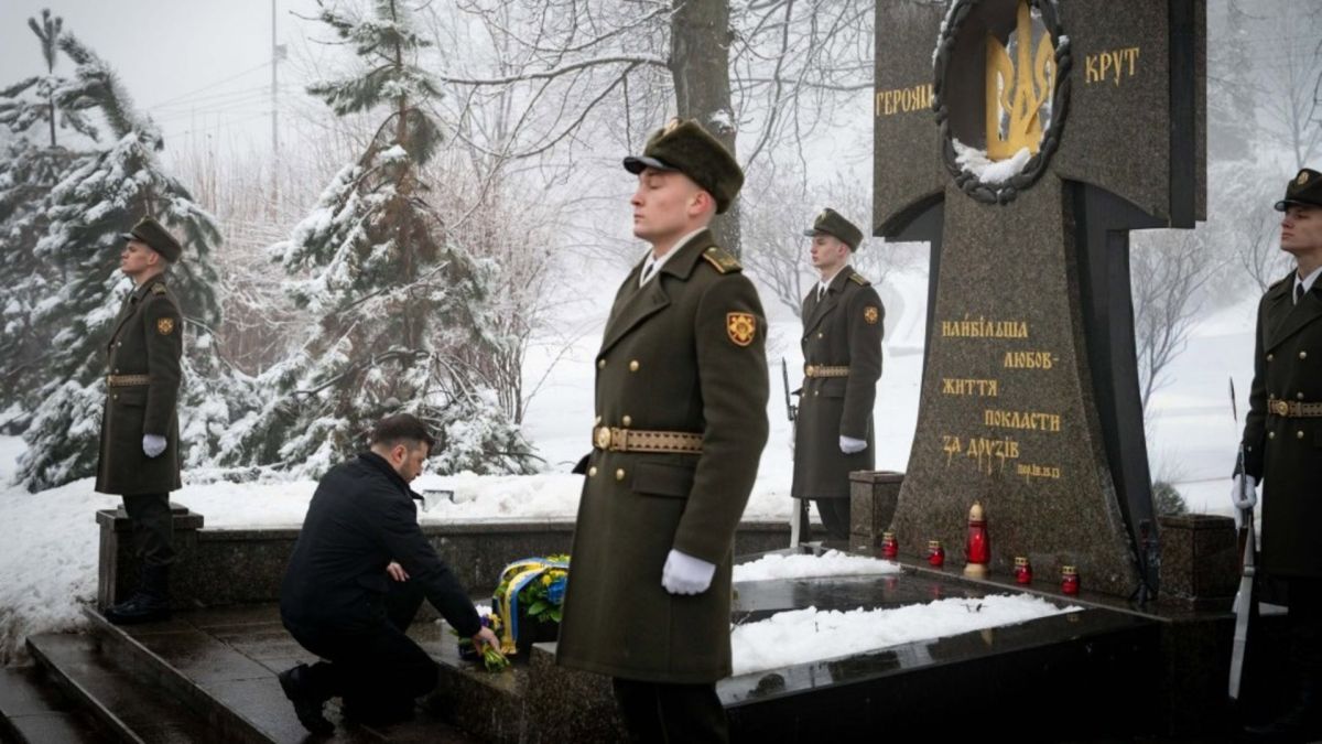 Президент Володимир Зеленський під час покладання вінка до пам'ятника