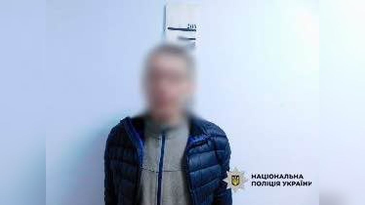 Киянина підозрюють у крадіжці телефона в переході під час ракетної атаки Затриманий 38-річний киянин у синій куртці з розмитим обличчям на тлі стіни, у кутку — логотип Національної поліції України