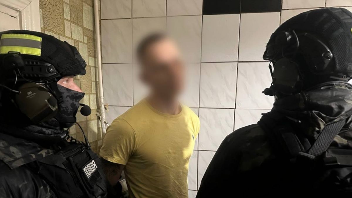 Поліцейські спецпризначенці затримують підозрюваного учасника організованої злочинної групи на Київщині