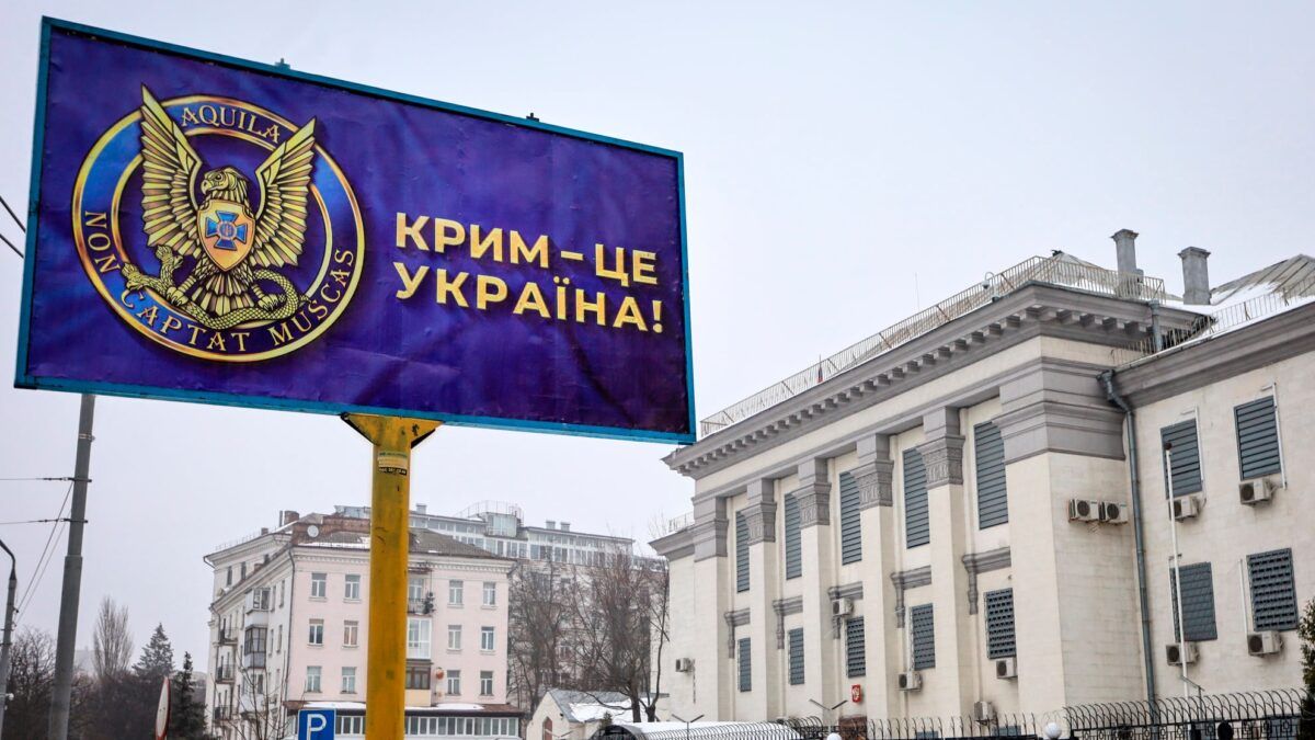 У Криму активісти встановили прапор України на вершині гори Басман У Криму активісти встановили прапор України на вершині гори Басман