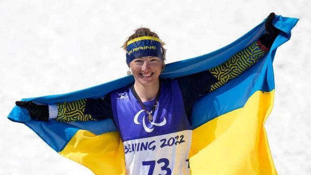 Олександра Кононова з прапором України святкує перемогу на зимовій Паралімпіаді в Пекіні 2022