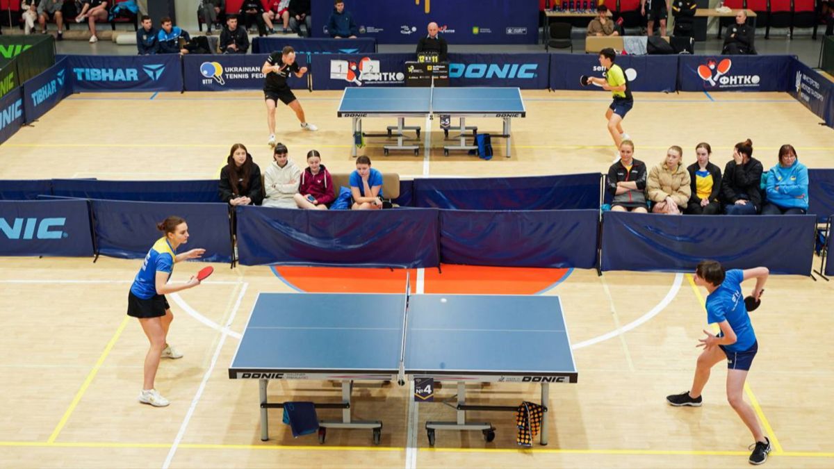 Чемпіонат з настільного тенісу у Бучі: змагаються понад 300 спортсменів Змагання з настільного тенісу на чемпіонаті України у спорткомплексі «Академія спорту» у Бучі на Київщині