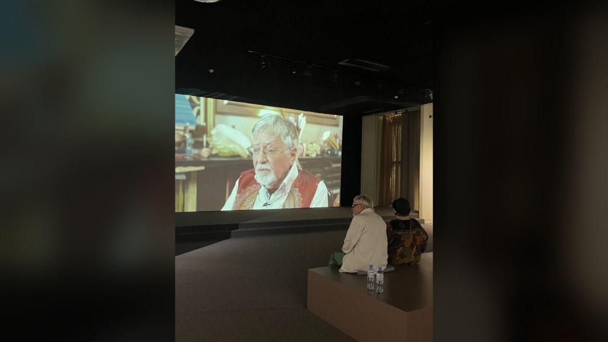 В Українському домі — найбільша виставка Олександра Дубовика до його 95-річчя Відвідувачі дивляться відео з Олександром Дубовиком на виставці лабіринти значень в Українському домі