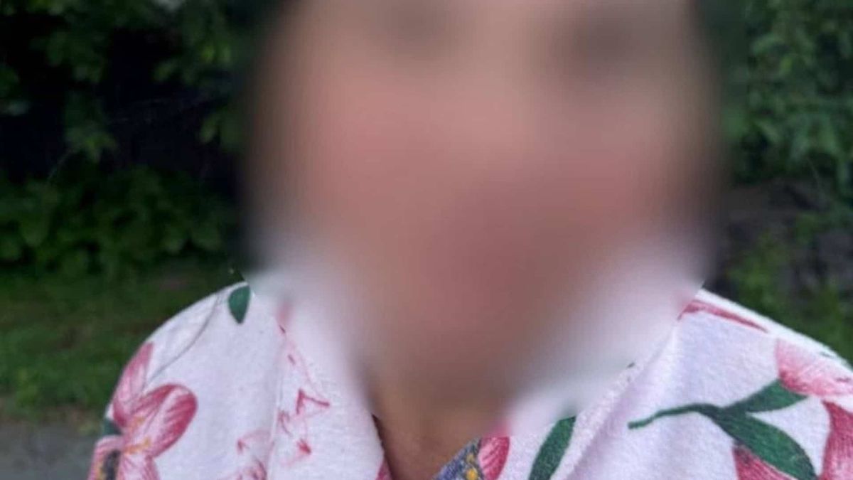 Поліцейські Київщини під час затримання 56-річної підозрюваної у вбивстві співмешканця у Яготині Бориспільського району