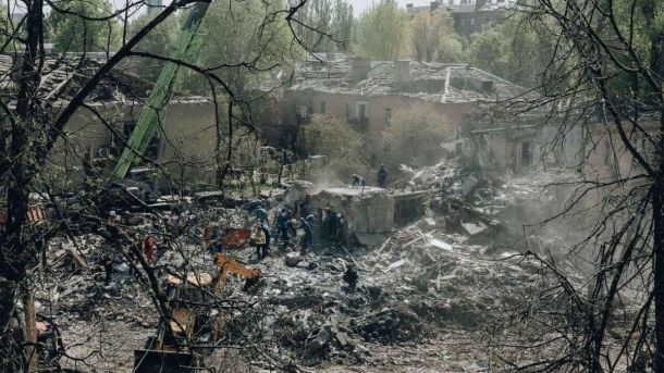 Ракетно-дронова атака на Київщину: постраждала жінка, з-під завалів врятовано 8 осіб Наслідки прильоту ракети в Києві