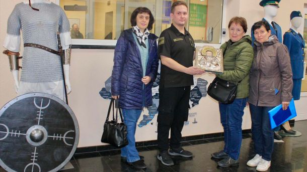 Вилучена митниками ікона, яку передають до музею