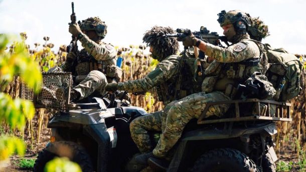 Бійці десантних підрозділів ЗСУ з озброєнням на квадроциклах серед соняшникового поля під час навчань