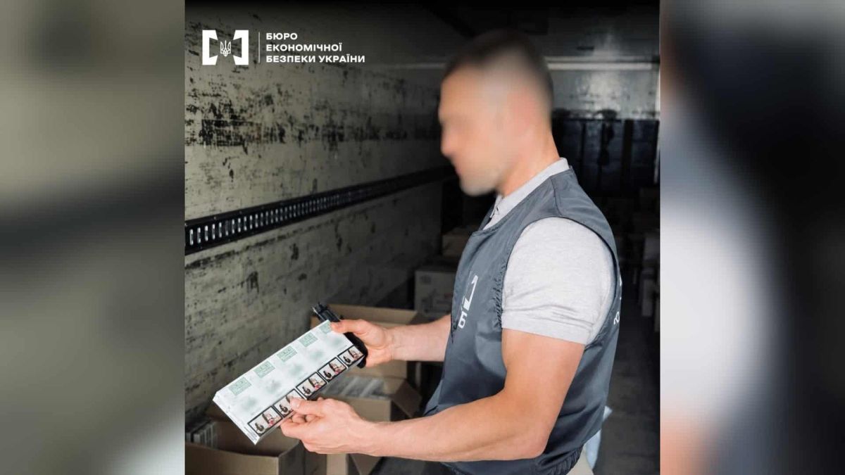 БЕБ скерувало до суду справу про 16 тис. пачок нелегальних сигарет з Київщини Детективи БЕБ вилучили 16 тисяч пачок нелегальних сигарет на 1,6 млн грн у фігурантів справи з Київщини