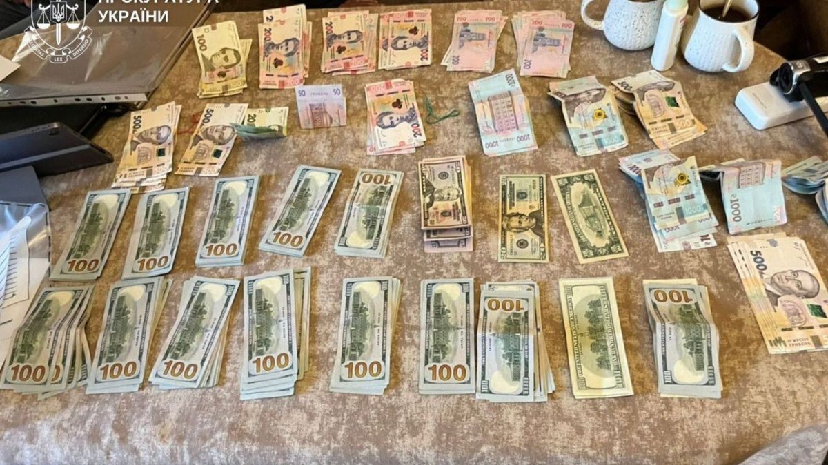 У Києві затримали посередника: брав по 1500$ за допомогу іно