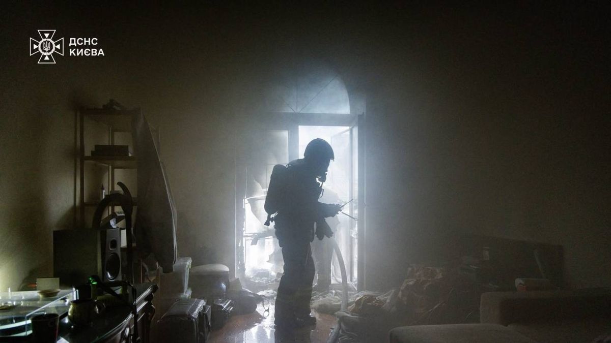 Рятувальник ДСНС Києва у задимленій квартирі під час ліквідації пожежі на вулиці Велика Житомирська у Шевченківському районі
