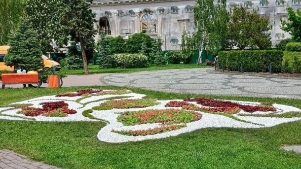 На Контрактовій площі з’явився квітник у стилі Петриківського розпису: український колорит у центрі Києва На Контрактовій площі з’явився квітник у стилі Петриківського розпису: український колорит у центрі Києва