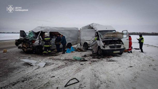 Два понищені автомобілі на місці ДТП