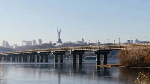 Затори на вулицях Києва після ударів по Південному мосту — Рада оборони розгляне зміни транспортної схеми