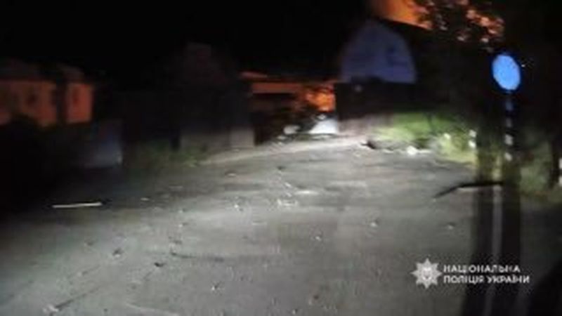 Поліцейські витягують пораненого охоронця з-під завалів складського приміщення після балістичного удару по Києву