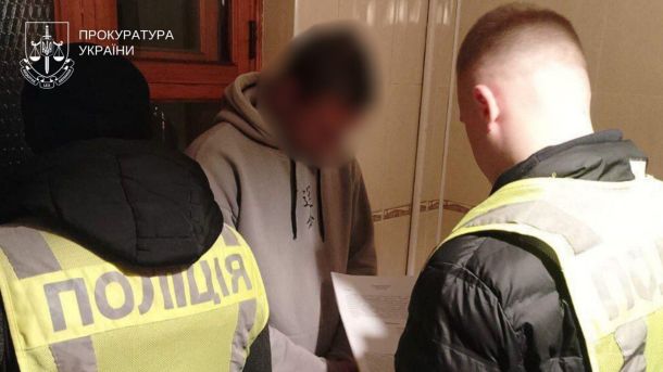 Поліція затримує одного з трьох підозрюваних у нападі на військового