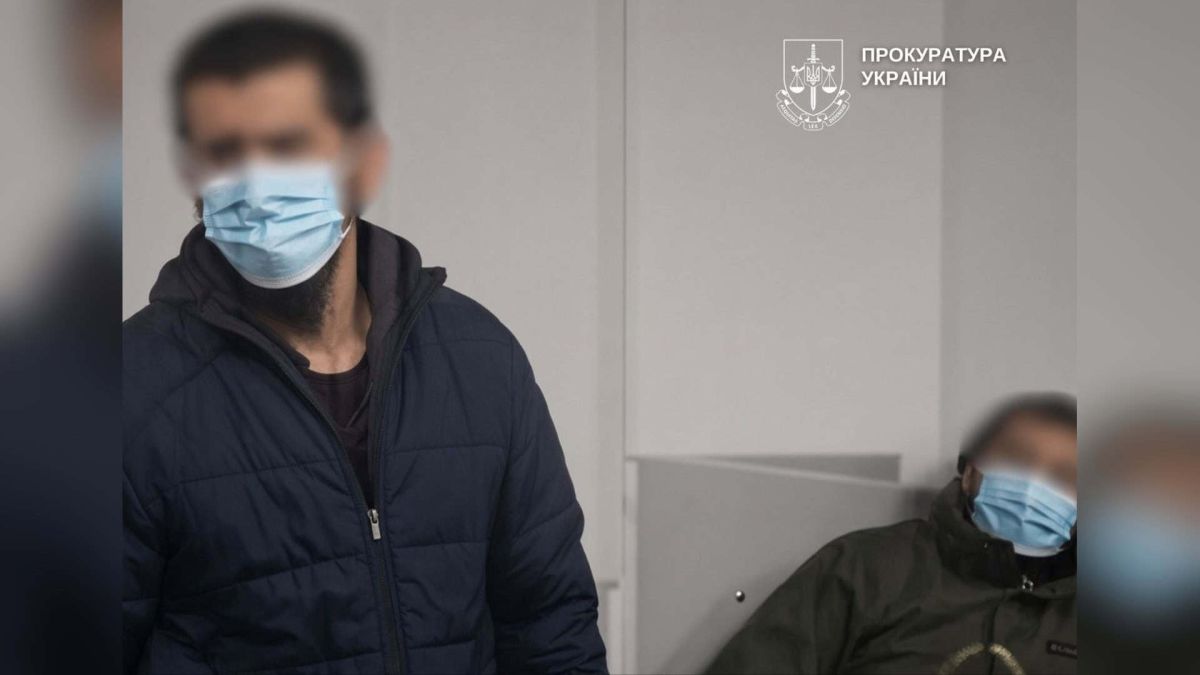 Довічне ув’язнення за замовне вбивство хірурга в Києві залишено в силі Двоє засуджених у масках у залі суду — громадяни Киргизстану, яким залишили в силі вирок за замовне вбивство хірурга в Києві