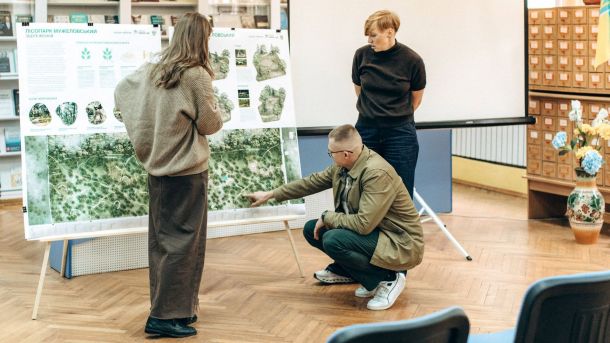 Троє людей презентують концепцію еко-парку