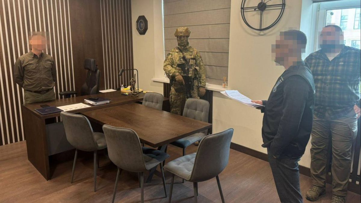 Правоохоронці затримали двох посадовців СБУ під час отримання понад $272 тисяч готівкою