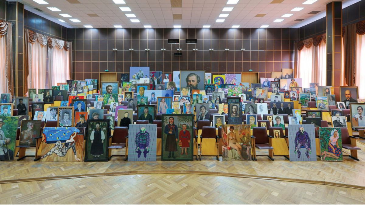 PinchukArtCentre презентує в Києві першу книгу про Жанну Кадирову Десятки живописних портретів розставлені на кріслах актової зали київського університету — робота Жанни Кадирової