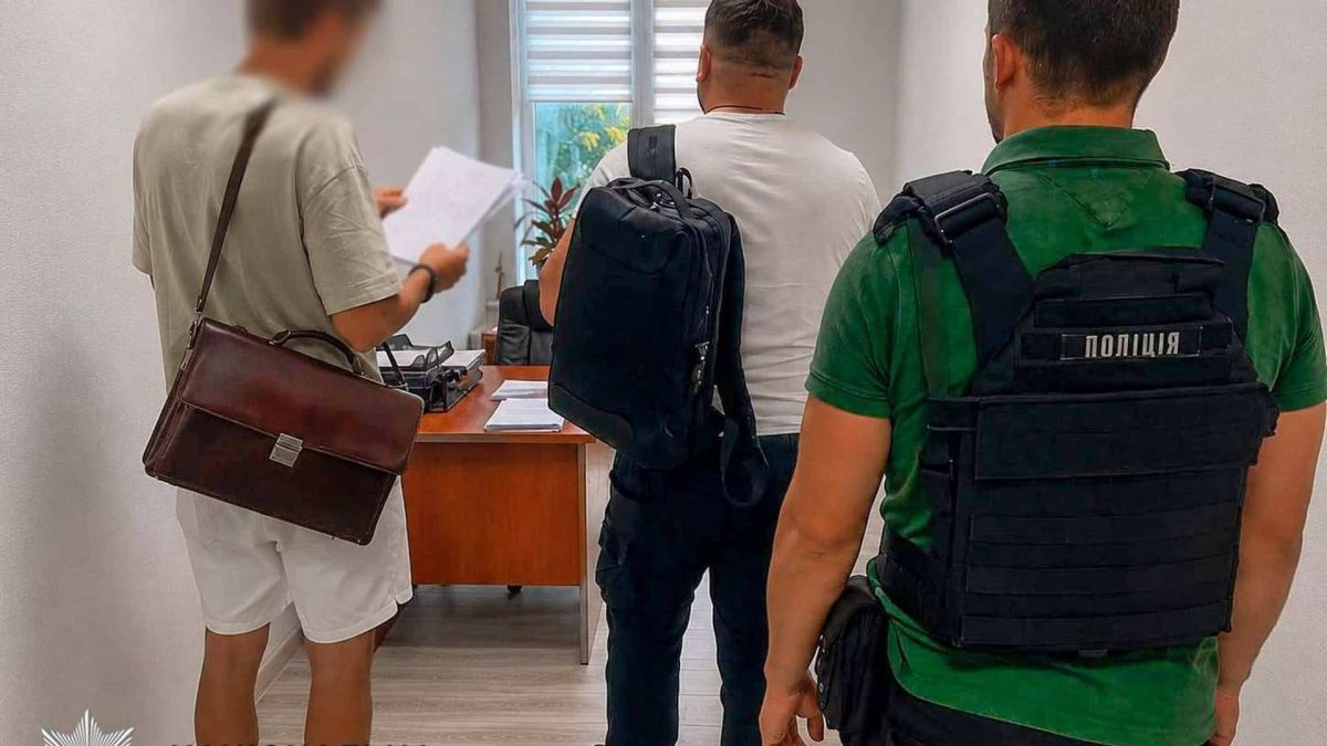 Поліція Києва оголосила підозру посадовиці соццентру Солом'янського району у переплаті 1,7 млн грн за засоби догляду