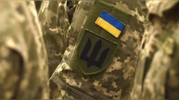 Шеврон із прапором України і тризубом на рукаві військової форми — Київщина отримала 648,9 млн грн на житло для ветеранів