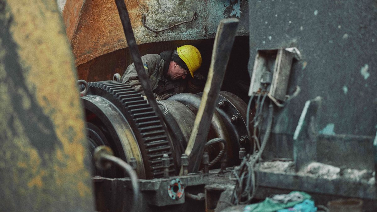 Працівник ДТЕК проводить ремонтні роботи на одній із ТЕС в Україні після атаки на неї армії Росії