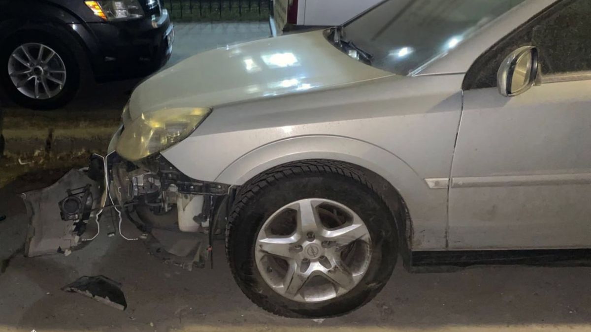 Пошкоджений автомобіль після ДТП у Голосіївському районі Києва, водій Smart в'їхав у припарковані авто