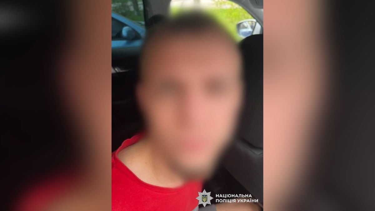 Поліцейські вилучають наркотики під час обшуку у справі про збут кокаїну та МДМА у Києві