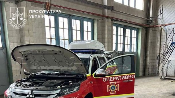 Оперативний спецавтомобіль ДСНС Mitsubishi з відкритим капотом у гаражному приміщенні, закуплений із завищенням вартості