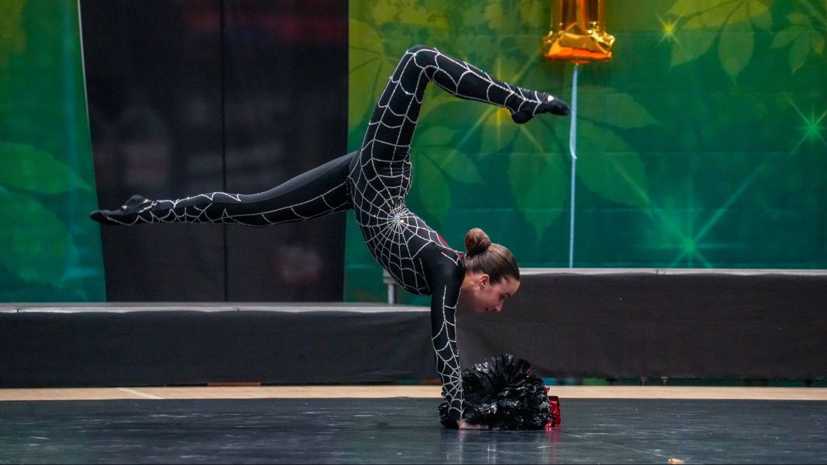 Учасниці Чемпіонату Києва та області з черлідингу та мажорет-спорту в Академії спорту в Бучі під час виступу з помпонами