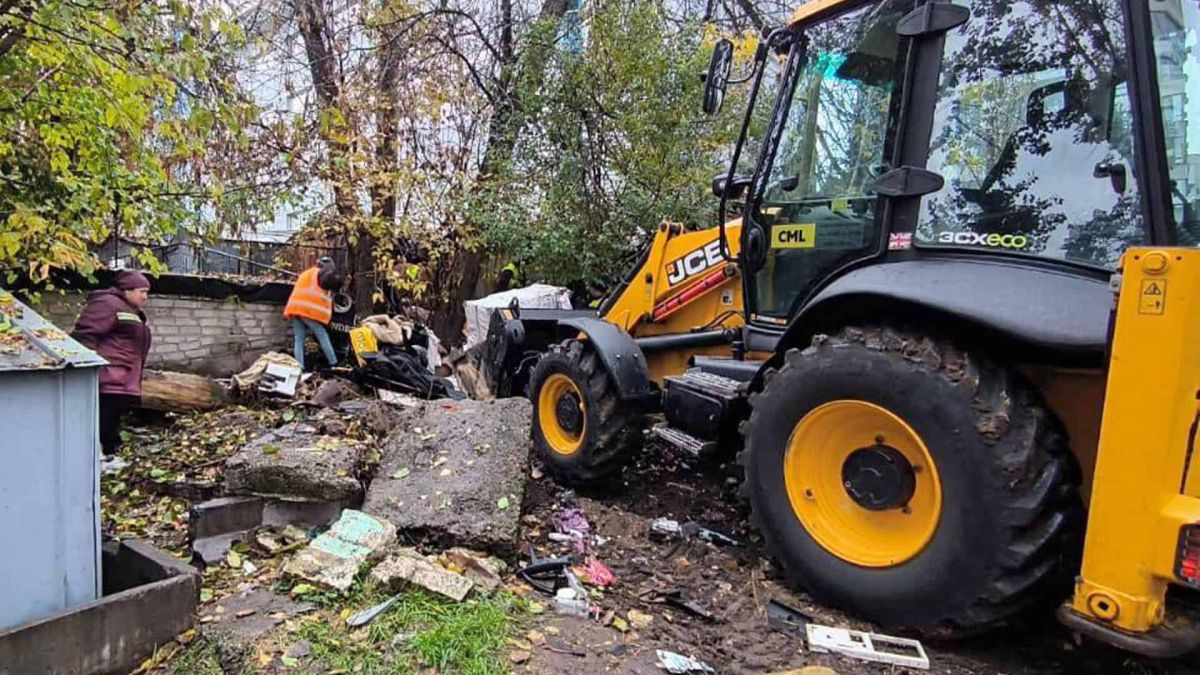 За допомого екскаватора ліквідовують стихійне звалище