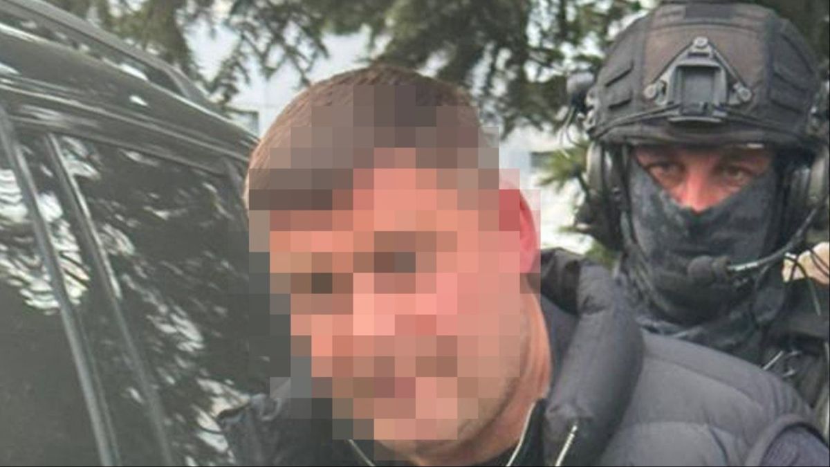 Поліцейські затримують підозрюваного у справі про фіктивне бронювання та переправлення через кордон