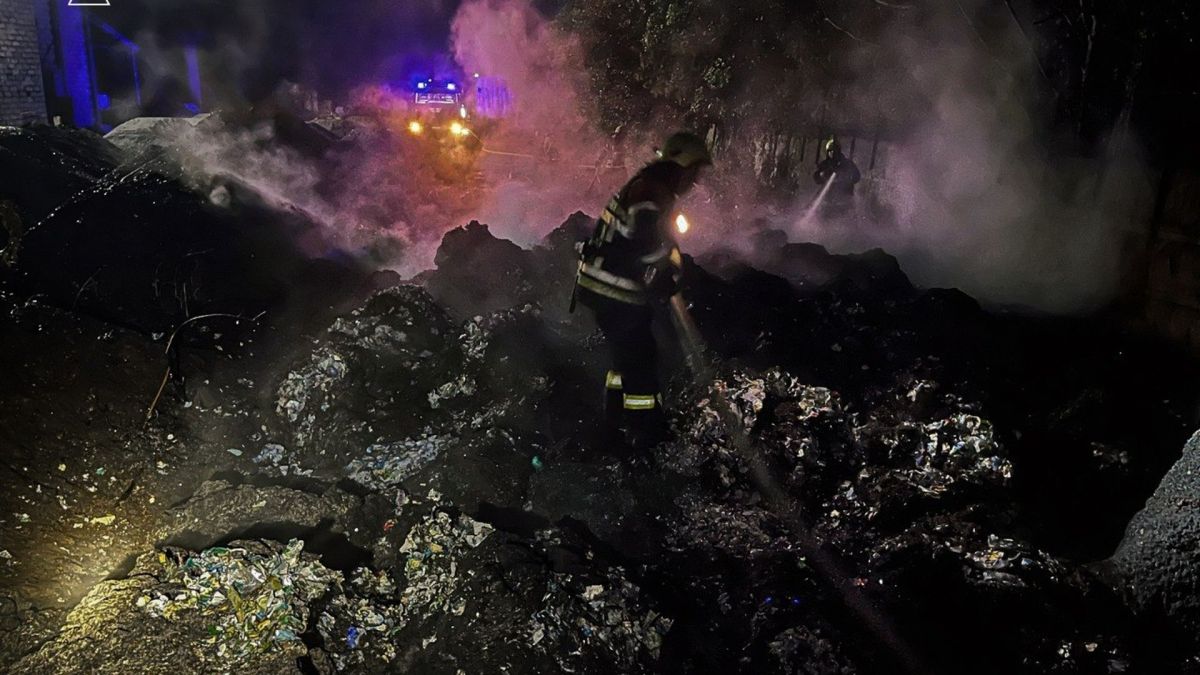 Рятувальники гасять пожежу на підприємстві у Фастові на вулиці Кожанське шосе — горів пластик на площі 400 м²