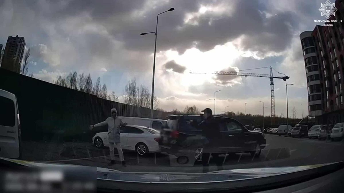 Патрульні поліцейські затримують учасника конфлікту на парковці біля ТРЦ Голосіївського району Києва після бійки з ножем