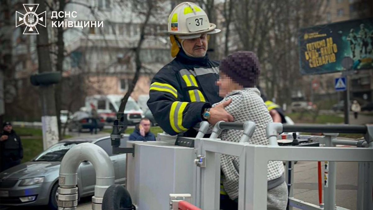 У Вишгороді рятували жінку з балкону п'ятого поверху