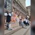 Головні новини Києва | Kyiv.News Учасники акції протесту з плакатами проти підвищення тарифів на проїзд сидять на сходах під будівлею КМДА