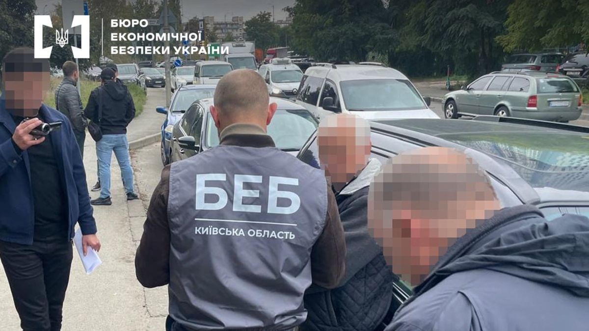 Переховувався 10 років: у Києві затримали виробника спирту Троє працівників Бюро економічної безпеки затримали на вулиці чоловіка якого підолрюють в злочині