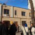 Будинок 1899 року на вулиці Івана Франка, 26 у Києві — над історичним фасадом звели надбудову з газоблоку, перехожі стоять біля будівлі