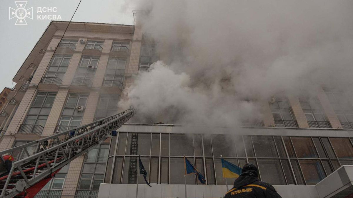 На Хрещатику евакуювали 57 осіб через пожежу в готелі Загальний вигляд на будівлю, яка в диму
