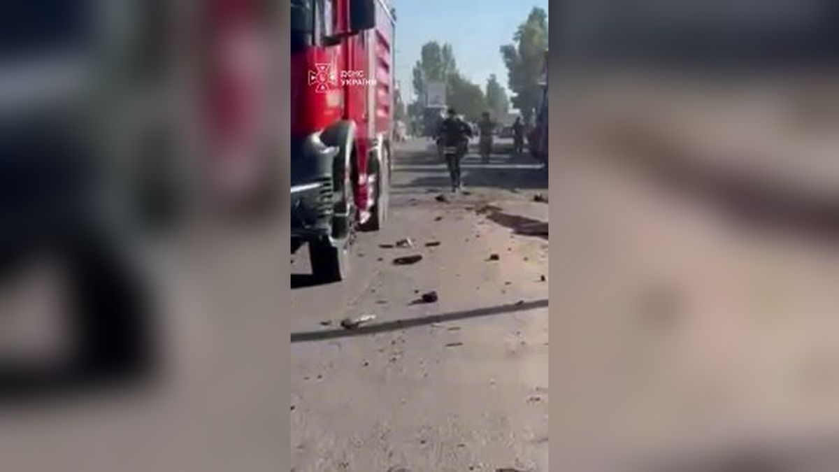 На Київщині загинула людина — друга доба безперервних атак БпЛА Рятувальники надають першу медичну допомогу постраждалому на Київщині після удару БпЛА — одна людина загинула