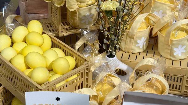 Жовті паски, яйця та продукція бренду Slow Paska на великодньому маркеті Paska Club у Києві 11 квітня 2026 року