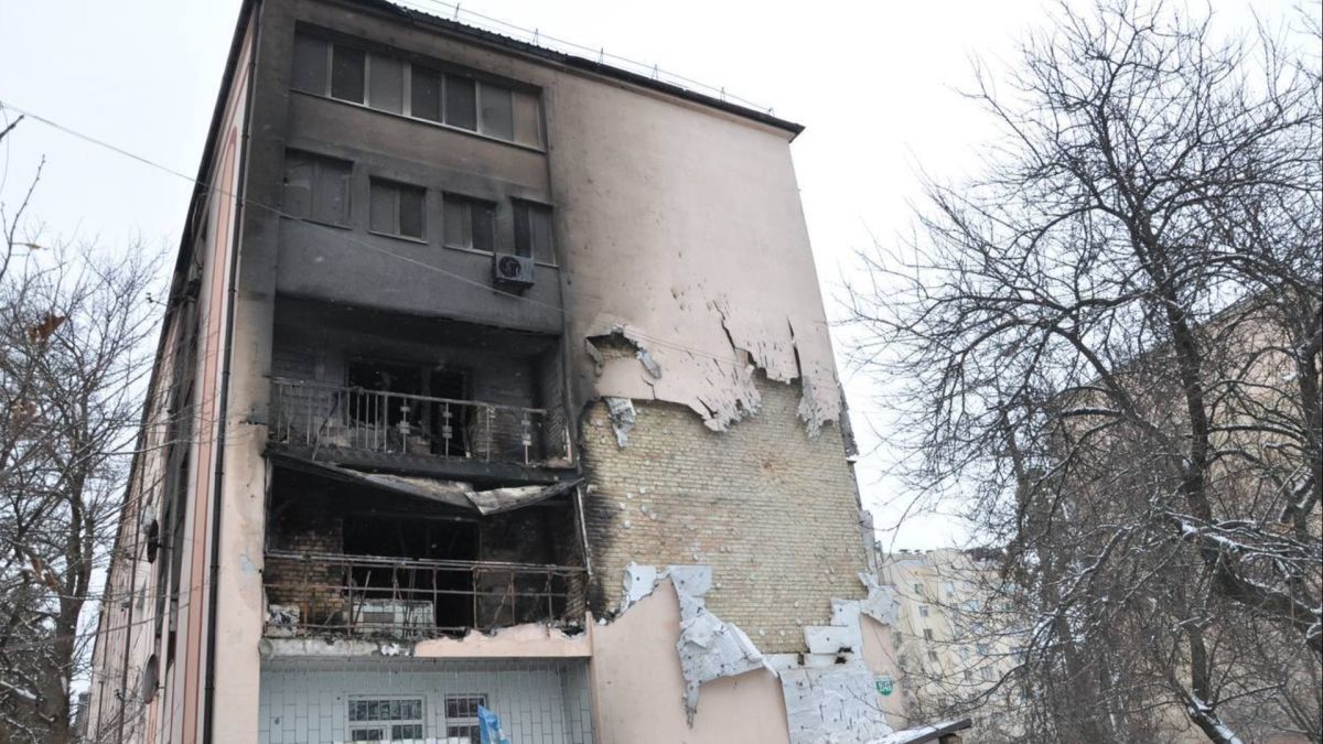 Зруйнований житловий будинок у Бучі зі слідами обстрілів та пожежі після 33 днів російської окупації