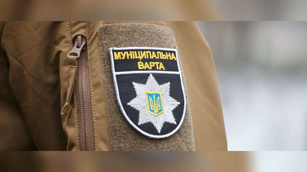Біля КМДА одночасно протестували проти вирубки і за теплотрасу Працівники муніципальної охорони відтісняють протестувальників на будівельному майданчику теплотраси на Теремках у Києві
