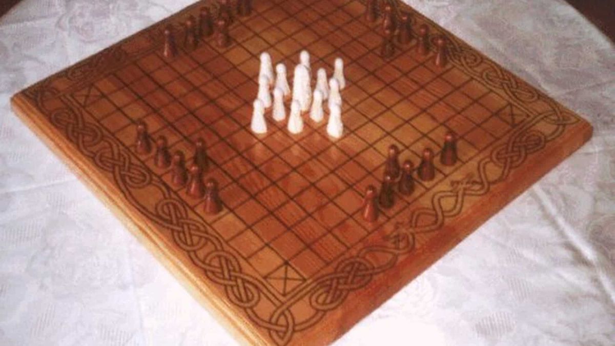 Дерев'яна дошка для гри тафл з фігурками на майстер-класі в Музеї Києва на вул. Богдана Хмельницького