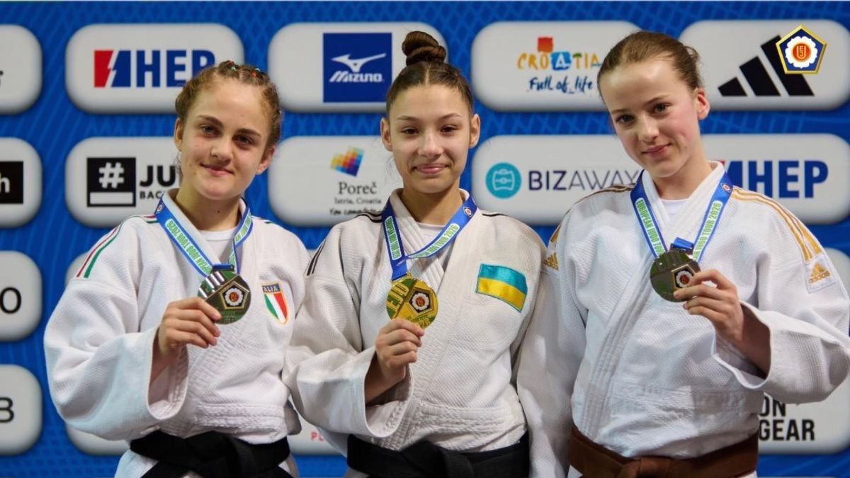 Три дзюдоїстки на п'єдесталі Кубка Європи серед кадетів у Поречі: Софія Паламаренко (Україна) у центрі тримає золоту медаль поряд із срібною та бронзовою призерками
