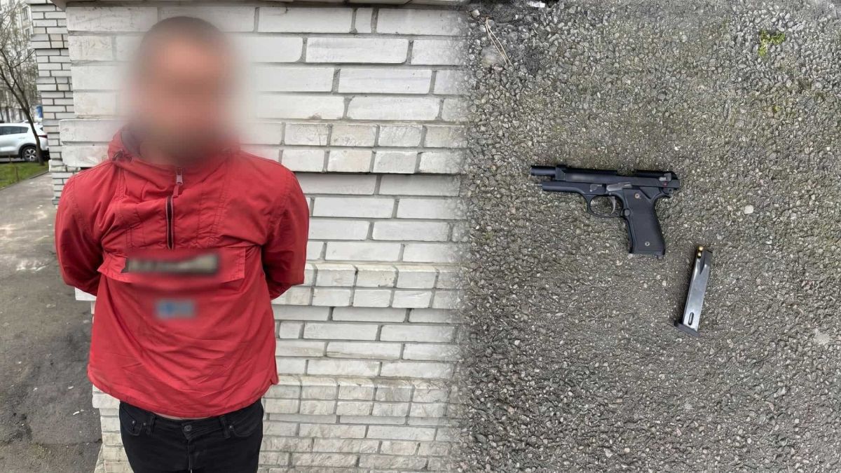 Патрульні поліцейські затримали чоловіка у червоній куртці зі зброєю у Святошинському районі Києва