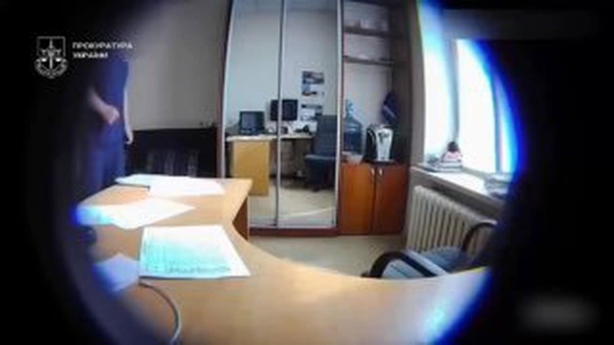 Керівників київської лікарні підозрюють у поборах з лікарів Будівля комунальної лікарні в Києві, де керівників підозрюють у систематичних поборах із лікарів за право оперувати пацієнтів