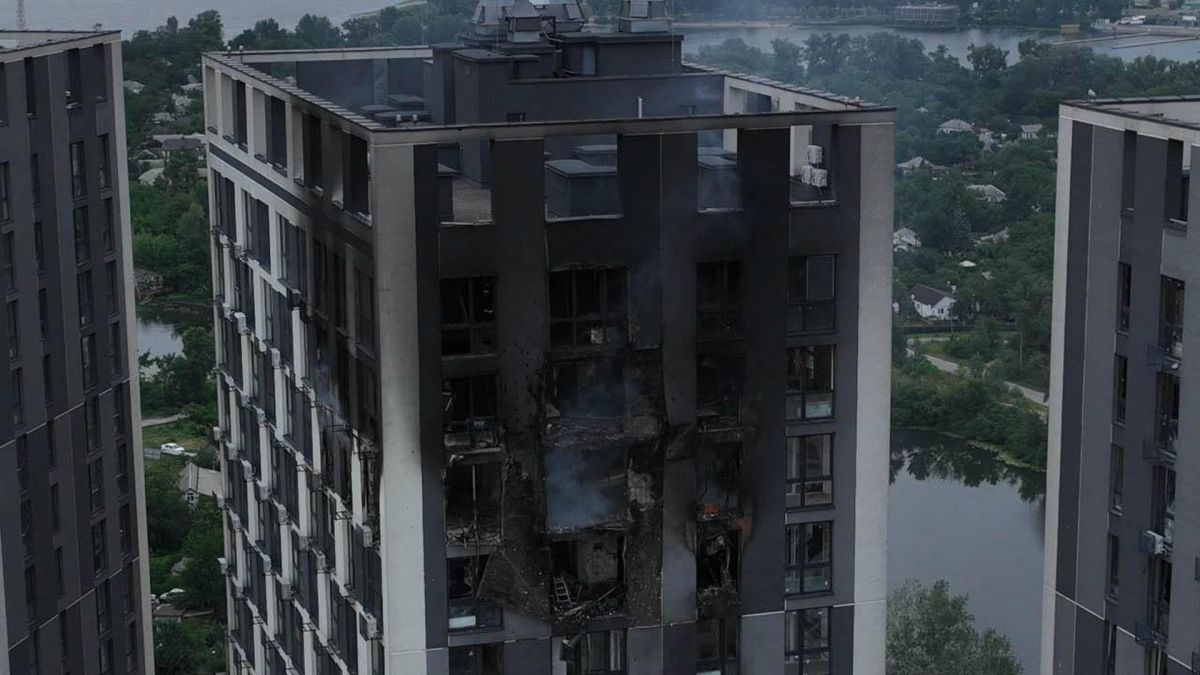 Багатоповерхівка з обгорілими і зруйнованими верхніми поверхами після ракетного удару по Києву 6 липня 2026 року